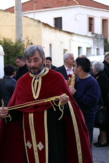 PICT2136 small THEOPHANY Priest with cross and string.jpg - 167108 Bytes